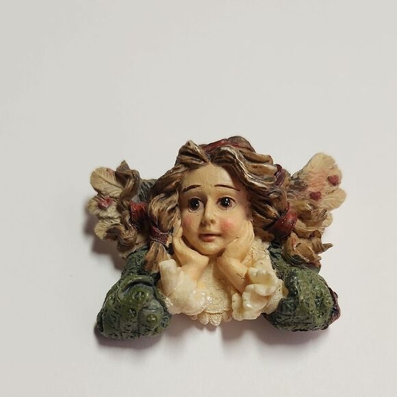 Charming Angelic Brooch with Green and Cream Accents - Picture 1 of 3